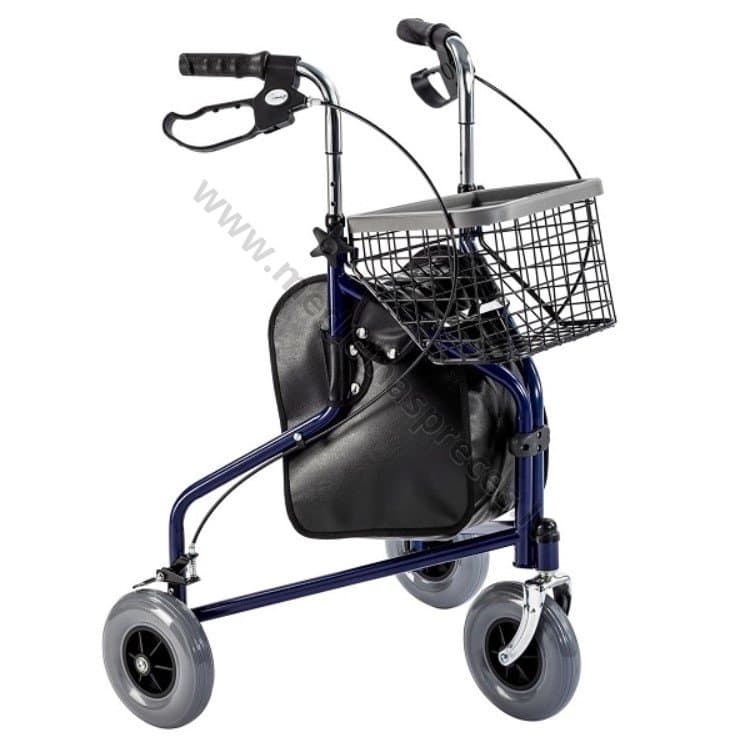 Rollators ar tērauda rāmi un trīs riteņiem.